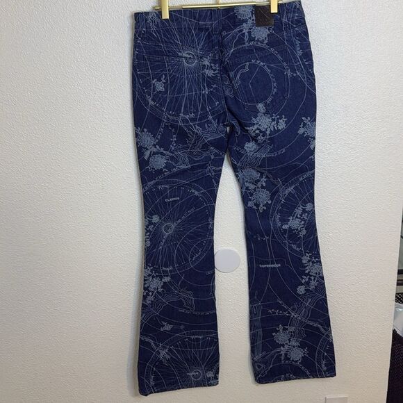 NWOT- Off-White- Globe graphic-print flared jeans- Size 29 - Picture 8 of 16